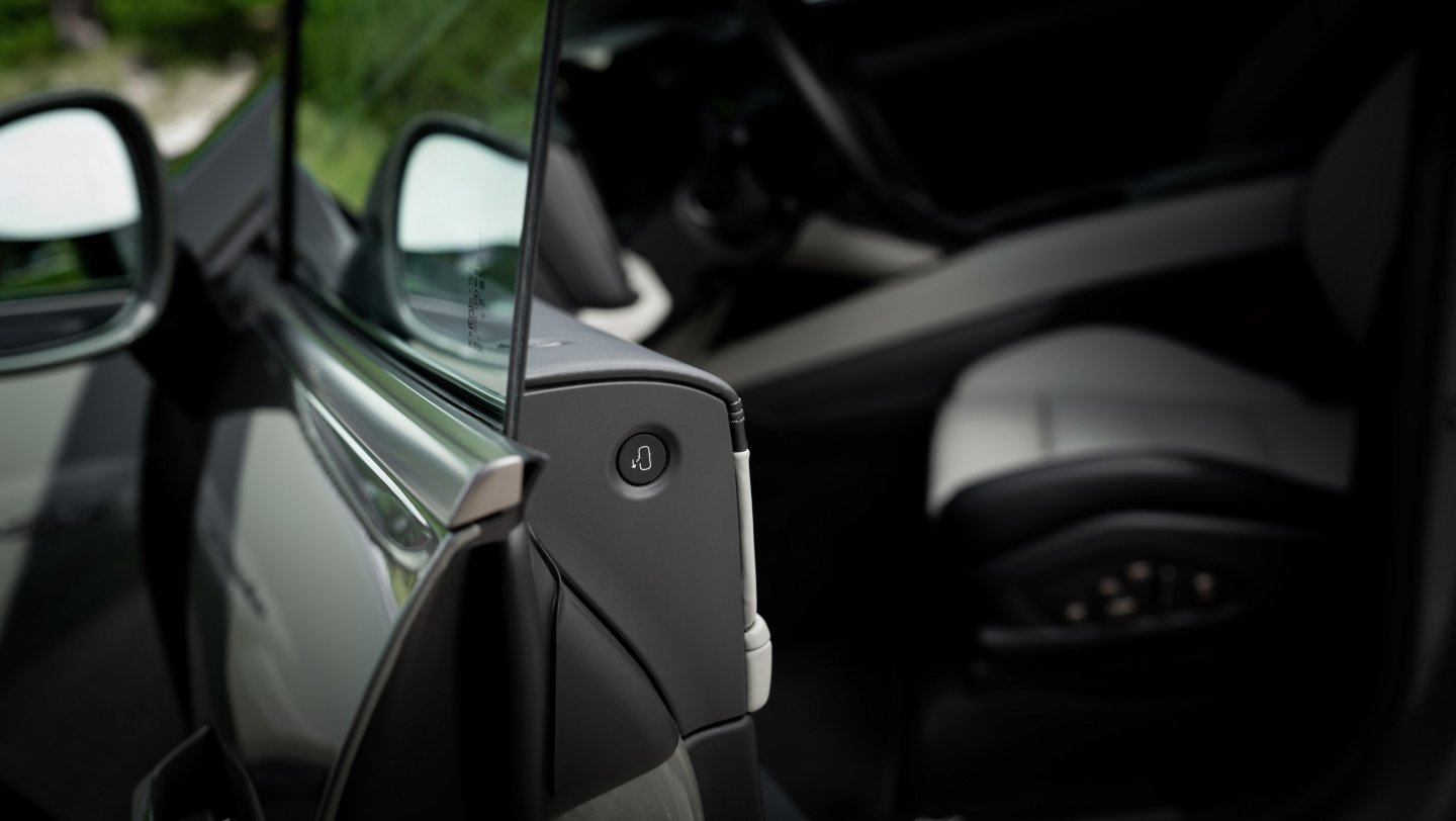 Electric door control on the edge of an open Porsche Cayenne Electric door